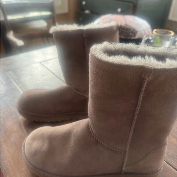 Cozy Shearling-Lined Boots - Picture 1 of 5